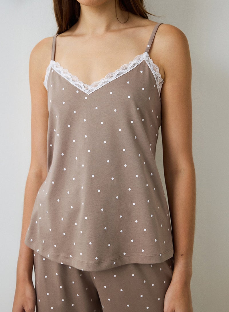 بنتي طقم بيجامة نسائي بدون أكمام بياقة على شكل حرف  ونقاط بولكا من الدانتيل بلون موكا - Image 2